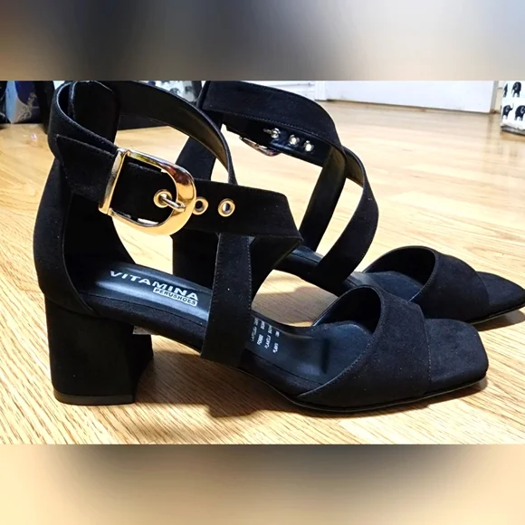 Sandals - Picture 1 of 4